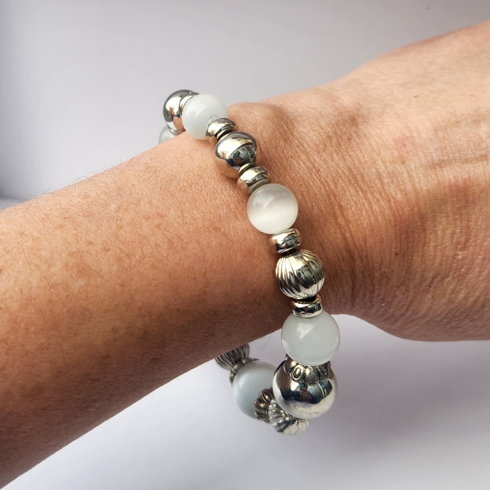 White and Silver Beaded Strerch Bracelet
